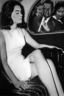 Fotorealistisches Gemälde einer Frau im Auto mit Spiegelreflexion