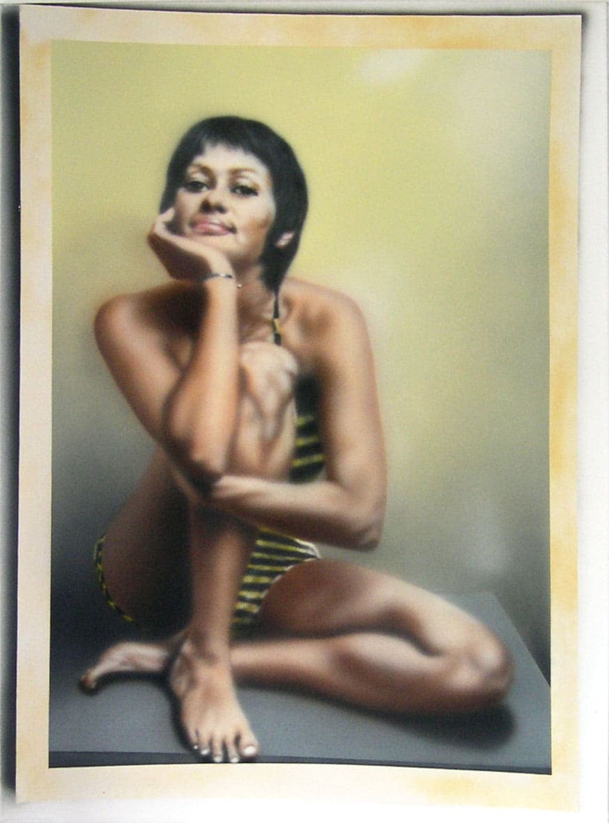 Fotorealistisches Gemälde einer sitzenden Frau im Badeanzug
