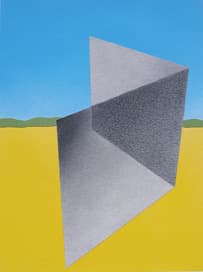 Gemälde einer grauen, gefalteten geometrischen Form vor gelbem Grund
